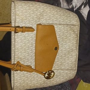 Michael Kors  Jet Set Multifunction Tote (large) color is in vanilla